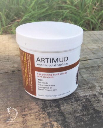 Artimud es una pasta antimicrobiana para los cascos de caballos